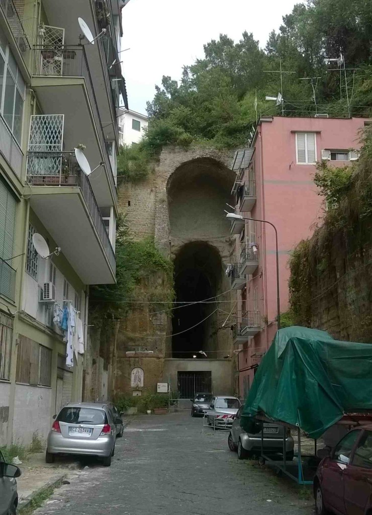 L'ingresso attuale della Crypta Neapolitana dal lato di Piedigrotta