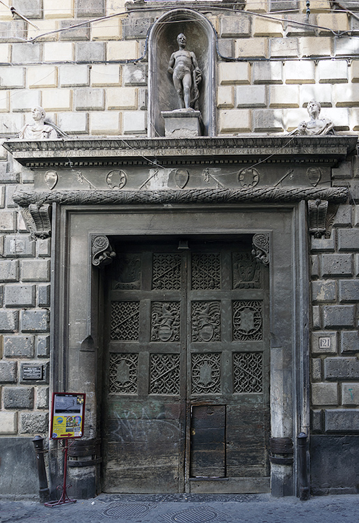 Palazzo Diomede Carafa - Portale